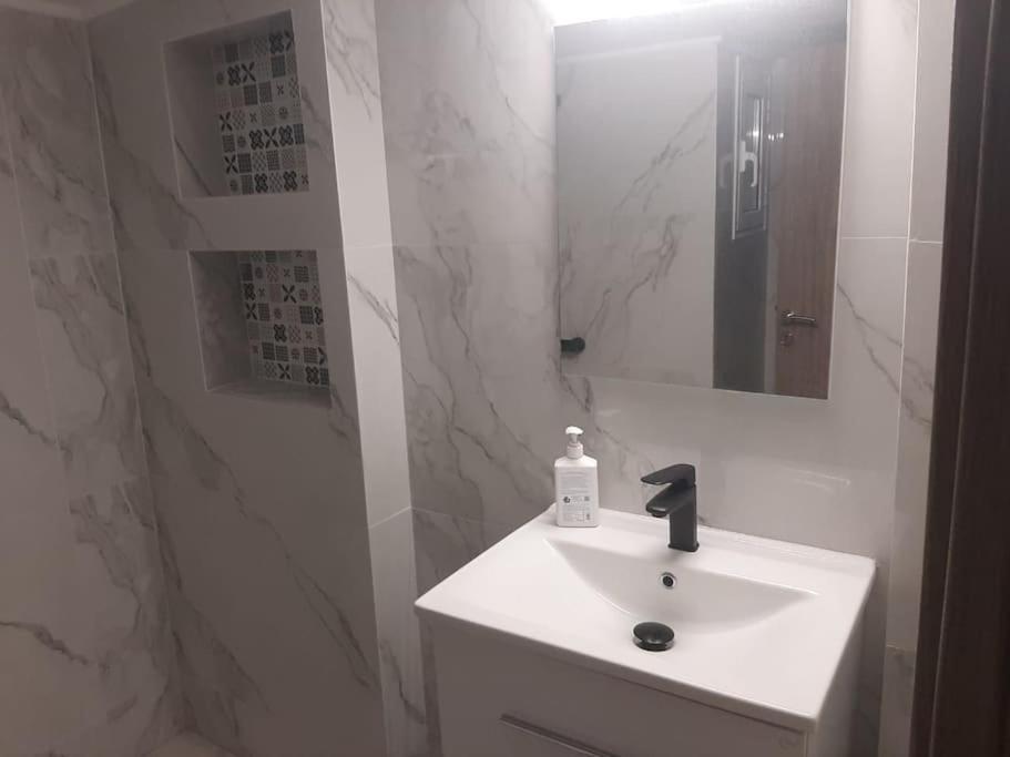 شقة Modern Apartmen In Athina أثينا المظهر الخارجي الصورة