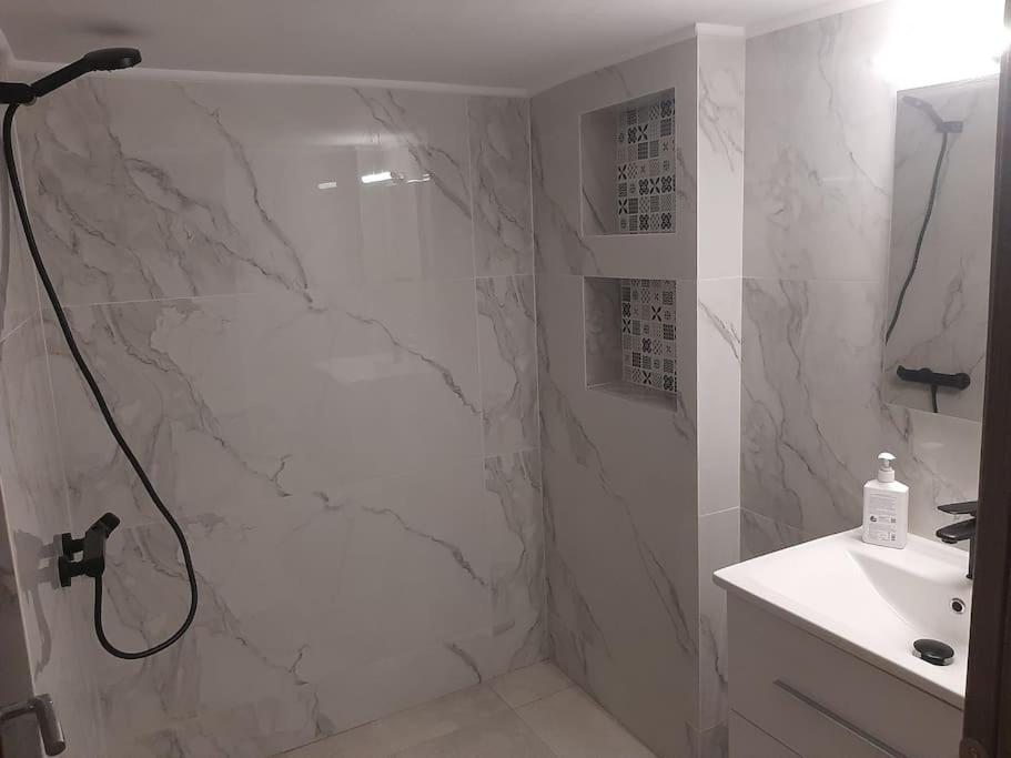 شقة Modern Apartmen In Athina أثينا المظهر الخارجي الصورة